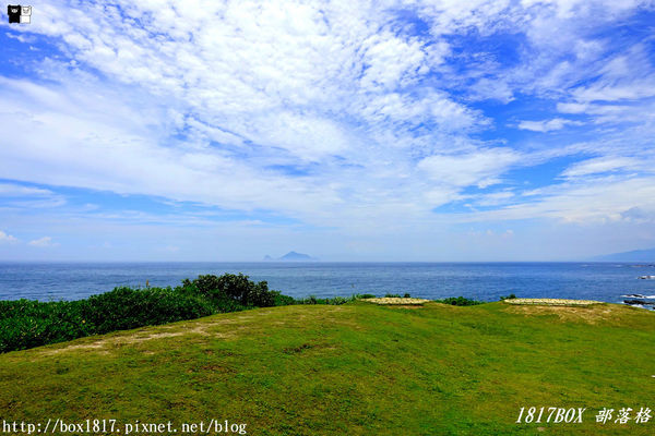 【新北。貢寮】空拍新視野。充滿愛心的四角窟觀景台。極東觀景台。左看極東點三貂角燈塔。右望宜蘭龜山島。波瀾壯闊。海天一色。稀有地質美景
