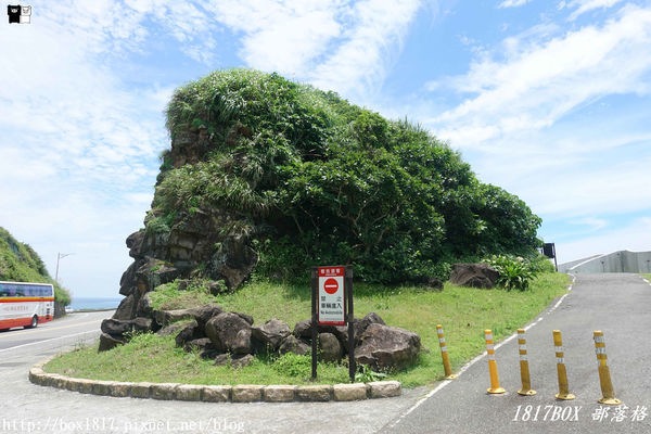 【新北。貢寮】空拍新視野。充滿愛心的四角窟觀景台。極東觀景台。左看極東點三貂角燈塔。右望宜蘭龜山島。波瀾壯闊。海天一色。稀有地質美景
