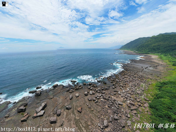 【新北。貢寮】空拍新視野。充滿愛心的四角窟觀景台。極東觀景台。左看極東點三貂角燈塔。右望宜蘭龜山島。波瀾壯闊。海天一色。稀有地質美景