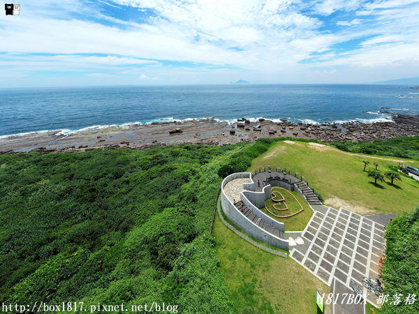 【新北。貢寮】空拍新視野。充滿愛心的四角窟觀景台。極東觀景台。左看極東點三貂角燈塔。右望宜蘭龜山島。波瀾壯闊。海天一色。稀有地質美景