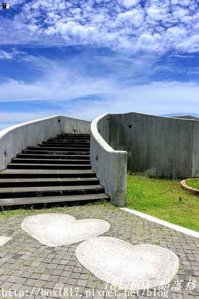 【新北。貢寮】空拍新視野。充滿愛心的四角窟觀景台。極東觀景台。左看極東點三貂角燈塔。右望宜蘭龜山島。波瀾壯闊。海天一色。稀有地質美景