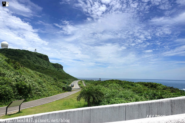 【新北。貢寮】空拍新視野。充滿愛心的四角窟觀景台。極東觀景台。左看極東點三貂角燈塔。右望宜蘭龜山島。波瀾壯闊。海天一色。稀有地質美景