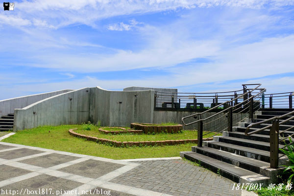 【新北。貢寮】空拍新視野。充滿愛心的四角窟觀景台。極東觀景台。左看極東點三貂角燈塔。右望宜蘭龜山島。波瀾壯闊。海天一色。稀有地質美景