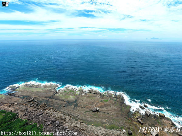 【新北。貢寮】空拍新視野。充滿愛心的四角窟觀景台。極東觀景台。左看極東點三貂角燈塔。右望宜蘭龜山島。波瀾壯闊。海天一色。稀有地質美景