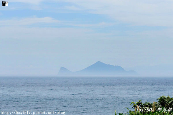 【新北。貢寮】空拍新視野。充滿愛心的四角窟觀景台。極東觀景台。左看極東點三貂角燈塔。右望宜蘭龜山島。波瀾壯闊。海天一色。稀有地質美景