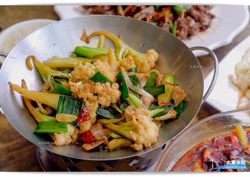 紅紅辣辣一吃上癮！板橋車站人氣川菜推薦,紅辣椒川菜館,道地川味熱炒,麻香下飯,每人15元白飯無限續！板橋中式料理推薦,板橋川菜料理推薦, - 大胃米粒 DAVID & MILLY