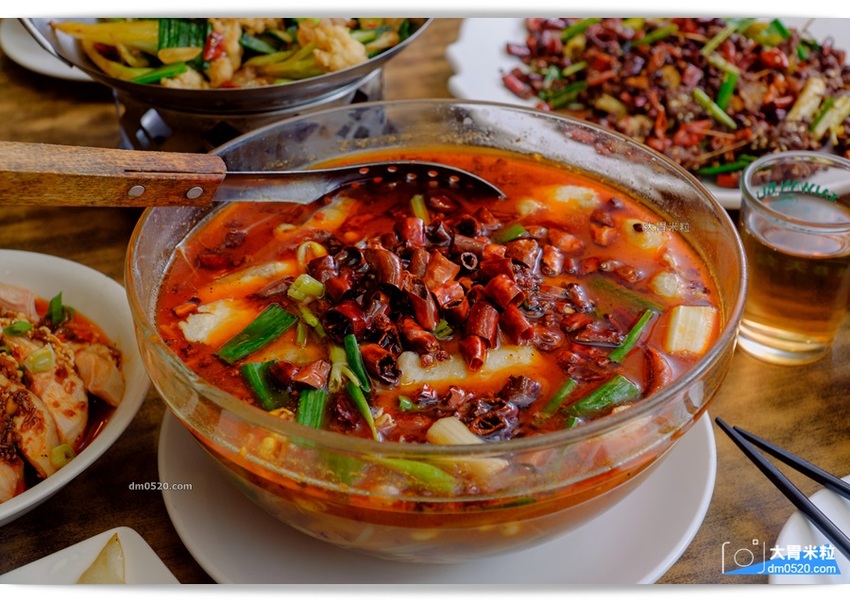 紅紅辣辣一吃上癮！板橋車站人氣川菜推薦,紅辣椒川菜館,道地川味熱炒,麻香下飯,每人15元白飯無限續！板橋中式料理推薦,板橋川菜料理推薦, - 大胃米粒 DAVID & MILLY