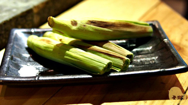 手串本舖串燒：【試吃】《手串本铺》手灑鹽花及950度熱情的職人串燒