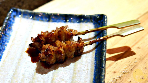 手串本舖串燒：【試吃】《手串本铺》手灑鹽花及950度熱情的職人串燒