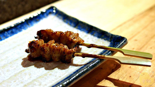 手串本舖串燒：【試吃】《手串本铺》手灑鹽花及950度熱情的職人串燒