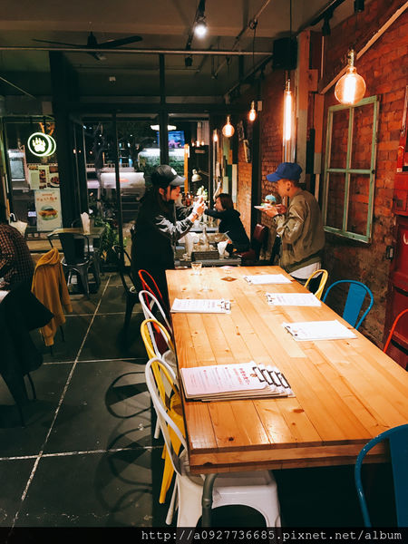 「台北大安區美食」『黑熊愛跳舞』六張犁新美式餐廳/粉紅漢堡/IG必打卡地點