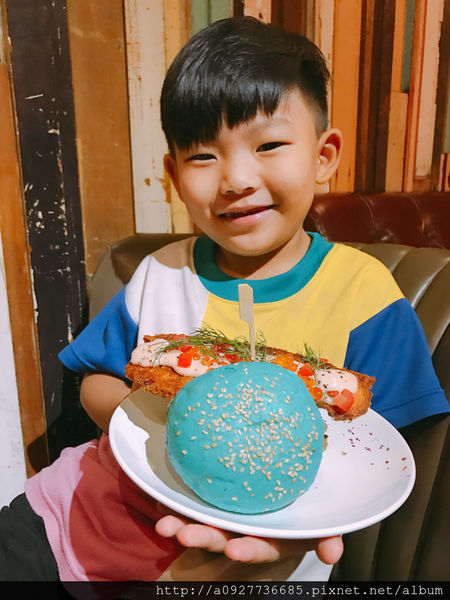 「台北大安區美食」『黑熊愛跳舞』六張犁新美式餐廳/粉紅漢堡/IG必打卡地點