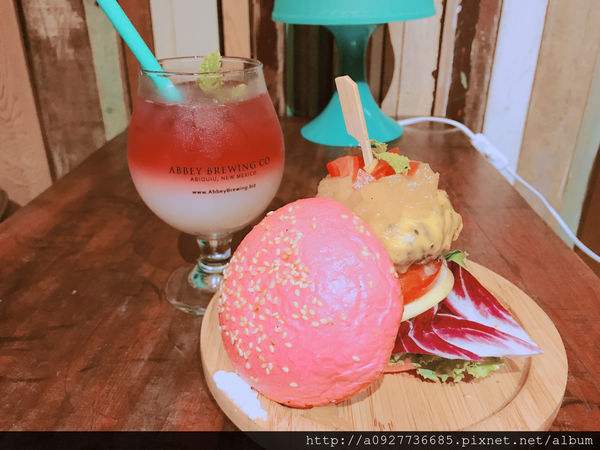 「台北大安區美食」『黑熊愛跳舞』六張犁新美式餐廳/粉紅漢堡/IG必打卡地點