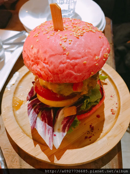 「台北大安區美食」『黑熊愛跳舞』六張犁新美式餐廳/粉紅漢堡/IG必打卡地點