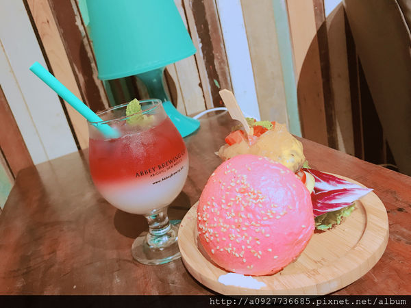 「台北大安區美食」『黑熊愛跳舞』六張犁新美式餐廳/粉紅漢堡/IG必打卡地點