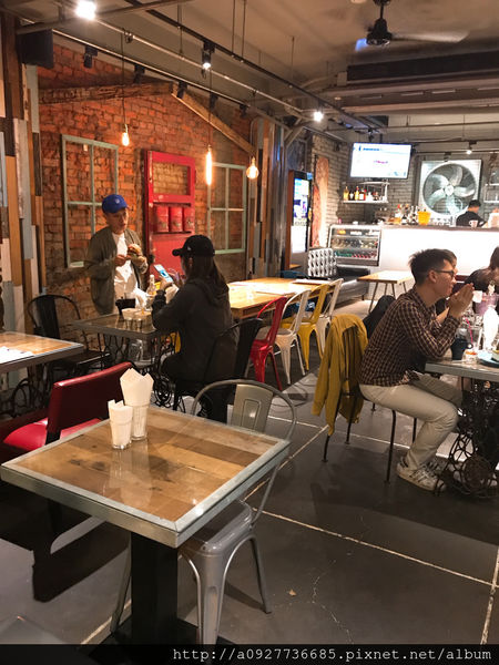 「台北大安區美食」『黑熊愛跳舞』六張犁新美式餐廳/粉紅漢堡/IG必打卡地點