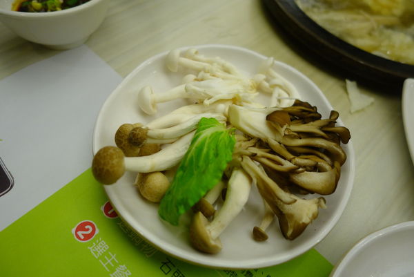 石二鍋(新店店)：石二鍋 ~ 排隊也要吃的平價火鍋  - 捷運大坪林站