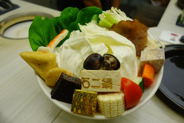 石二鍋(新店店)：石二鍋 ~ 排隊也要吃的平價火鍋  - 捷運大坪林站