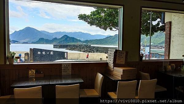 潮境公園海景餐廳，看海吃手工披薩~窯烤餅皮口感超香，餡料豐富還有一片大海風景超漂亮