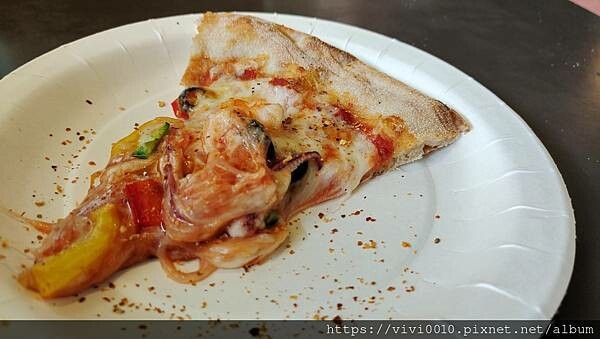 潮境公園海景餐廳，看海吃手工披薩~窯烤餅皮口感超香，餡料豐富還有一片大海風景超漂亮