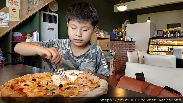 潮境公園海景餐廳，看海吃手工披薩~窯烤餅皮口感超香，餡料豐富還有一片大海風景超漂亮