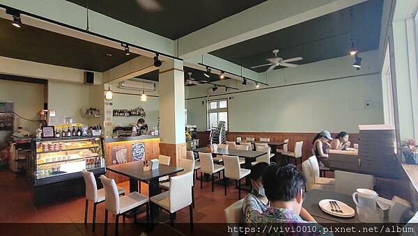 潮境公園海景餐廳，看海吃手工披薩~窯烤餅皮口感超香，餡料豐富還有一片大海風景超漂亮