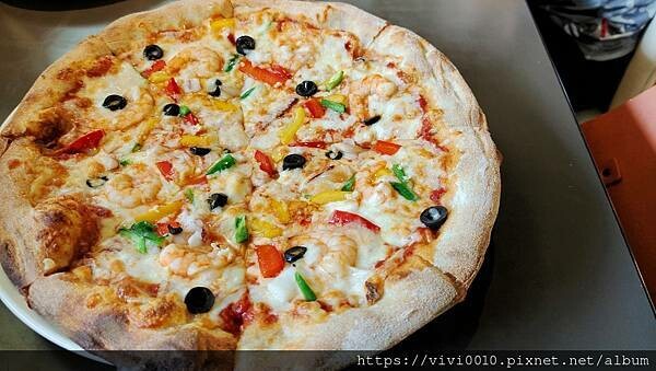 潮境公園海景餐廳，看海吃手工披薩~窯烤餅皮口感超香，餡料豐富還有一片大海風景超漂亮