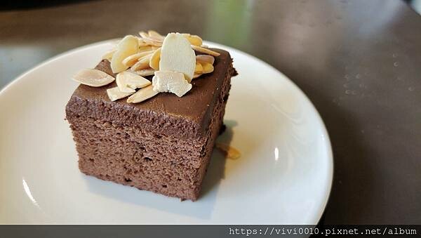 潮境公園海景餐廳，看海吃手工披薩~窯烤餅皮口感超香，餡料豐富還有一片大海風景超漂亮