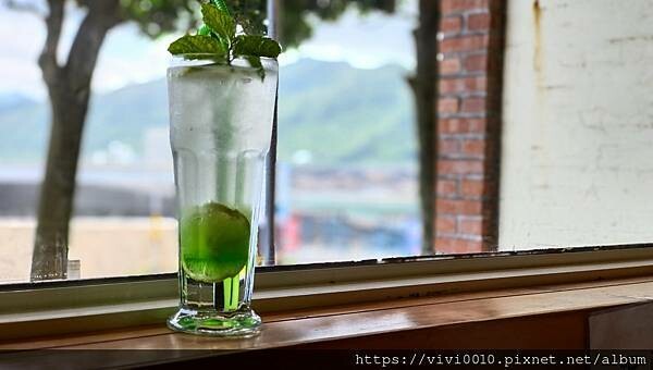 潮境公園海景餐廳，看海吃手工披薩~窯烤餅皮口感超香，餡料豐富還有一片大海風景超漂亮