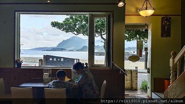潮境公園海景餐廳，看海吃手工披薩~窯烤餅皮口感超香，餡料豐富還有一片大海風景超漂亮