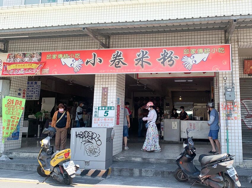 台南人氣拉麵店｜八峰亭日式拉麵，很有日本氛圍的小店，排隊才吃得到！