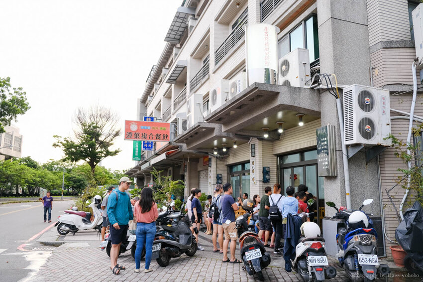 台南人氣拉麵店｜八峰亭日式拉麵，很有日本氛圍的小店，排隊才吃得到！