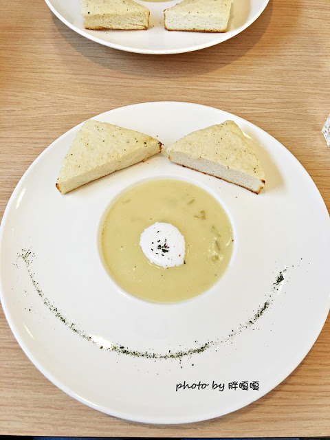 【台中 西區】Giocoso Café&Pasta→沒事亂闖,原來跑進了「被偷走的那五年」電影場景之一←寵物友善店,義大利麵還真不錯ya