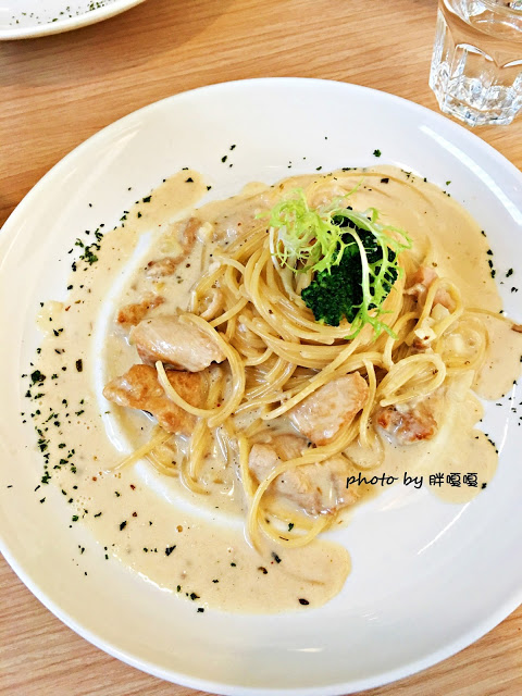 【台中 西區】Giocoso Café&Pasta→沒事亂闖,原來跑進了「被偷走的那五年」電影場景之一←寵物友善店,義大利麵還真不錯ya