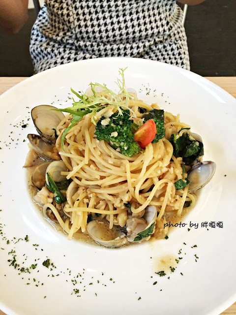 【台中 西區】Giocoso Café&Pasta→沒事亂闖,原來跑進了「被偷走的那五年」電影場景之一←寵物友善店,義大利麵還真不錯ya