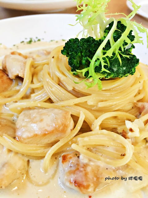 【台中 西區】Giocoso Café&Pasta→沒事亂闖,原來跑進了「被偷走的那五年」電影場景之一←寵物友善店,義大利麵還真不錯ya