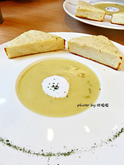 【台中 西區】Giocoso Café&Pasta→沒事亂闖,原來跑進了「被偷走的那五年」電影場景之一←寵物友善店,義大利麵還真不錯ya