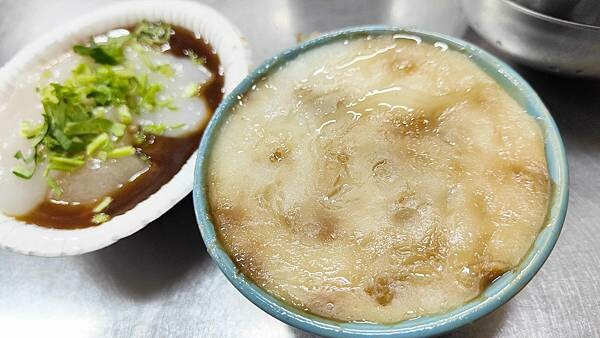 擁有最強的實力！超過５０年的老字號美食～！隱藏在狹小巷弄裡，是許多內行人絕對必吃的店家之一，更是多家