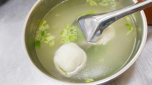 擁有最強的實力！超過５０年的老字號美食～！隱藏在狹小巷弄裡，是許多內行人絕對必吃的店家之一，更是多家