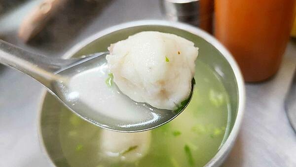 擁有最強的實力！超過５０年的老字號美食～！隱藏在狹小巷弄裡，是許多內行人絕對必吃的店家之一，更是多家