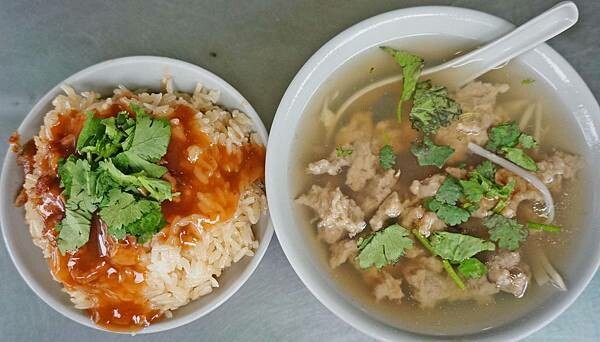 擁有最強的實力！超過５０年的老字號美食～！隱藏在狹小巷弄裡，是許多內行人絕對必吃的店家之一，更是多家