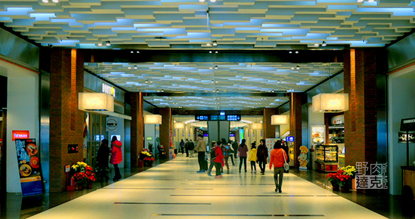 松山車站一樓出入口大廳的美食街 松山車站一樓出入口大廳的美食街