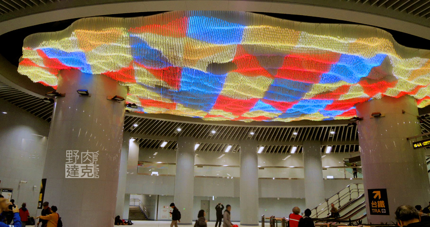 大型LED公共藝術作品「域見」位於捷運松山站 大型LED公共藝術作品「域見」位於捷運松山站