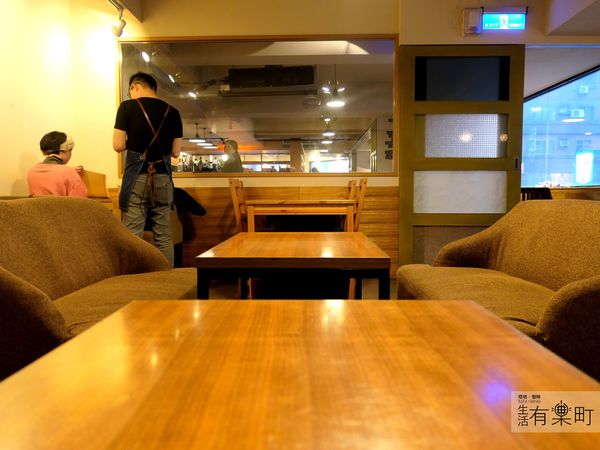 【新竹美食】墨咖啡：新竹自家烘焙咖啡店，單品咖啡與各式特調，不限時提供插座與wifi，近新竹火車站