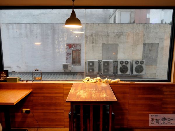 【新竹美食】墨咖啡：新竹自家烘焙咖啡店，單品咖啡與各式特調，不限時提供插座與wifi，近新竹火車站
