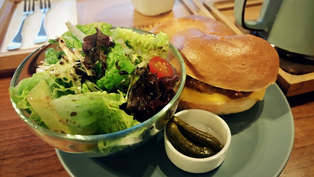 【食記】新竹墨咖啡,有藏書適合待一個下午的高CP值咖啡廳,插座/Wifi/不限時/無服務費!