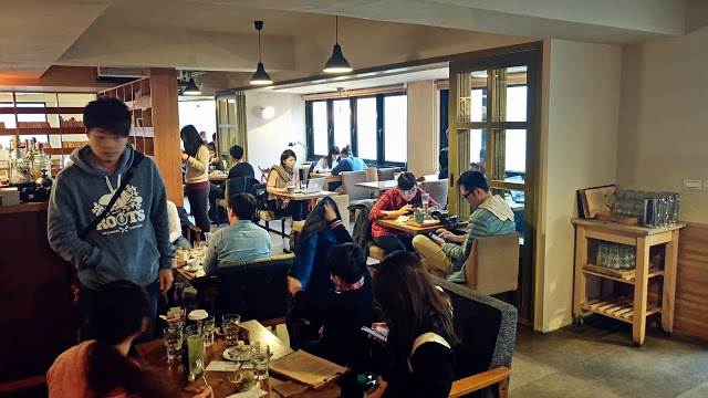 【食記】新竹墨咖啡,有藏書適合待一個下午的高CP值咖啡廳,插座/Wifi/不限時/無服務費!