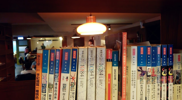 【食記】新竹墨咖啡,有藏書適合待一個下午的高CP值咖啡廳,插座/Wifi/不限時/無服務費!