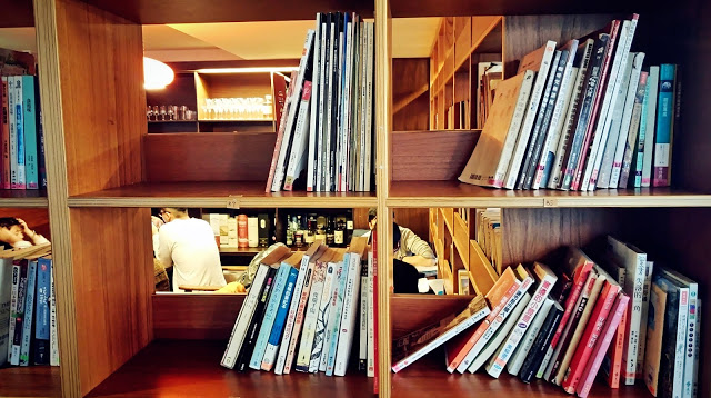 【食記】新竹墨咖啡,有藏書適合待一個下午的高CP值咖啡廳,插座/Wifi/不限時/無服務費!