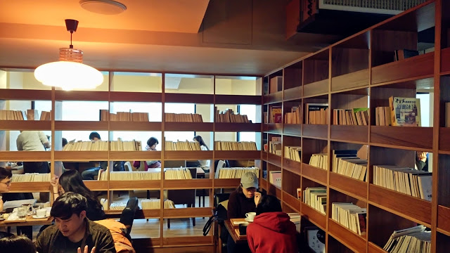 【食記】新竹墨咖啡,有藏書適合待一個下午的高CP值咖啡廳,插座/Wifi/不限時/無服務費!